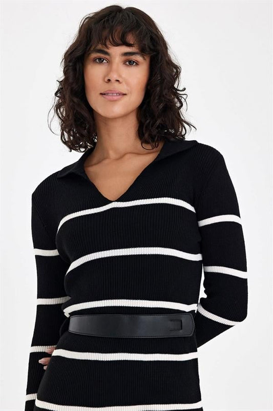 Siyah beyaz çizgili, V yakalı, kemerli ve diz boyu triko elbise.