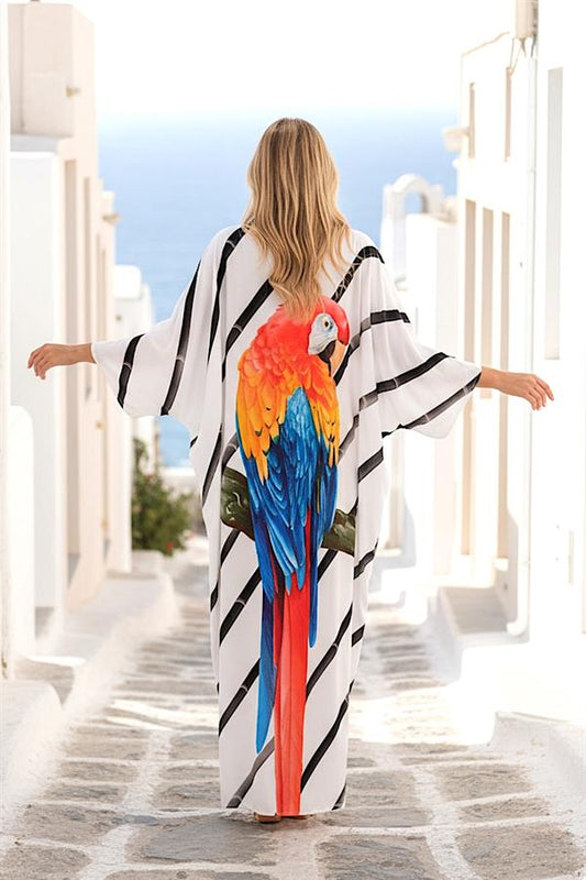 Siyah çizgili, sırtında büyük papağan baskısı bulunan, yarasa kollu, uzun beyaz viskon elbise.