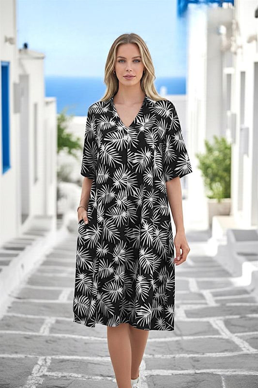 Siyah beyaz yaprak desenli, gömlek yakalı ve cepli kısa viskon elbise.