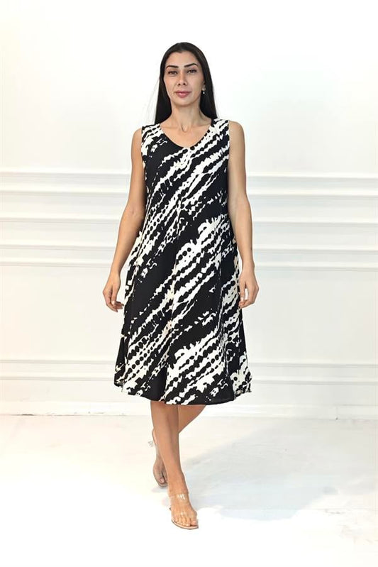 Siyah beyaz desenli, kalın askılı, viskon kumaştan üretilmiş midi boy elbise.
