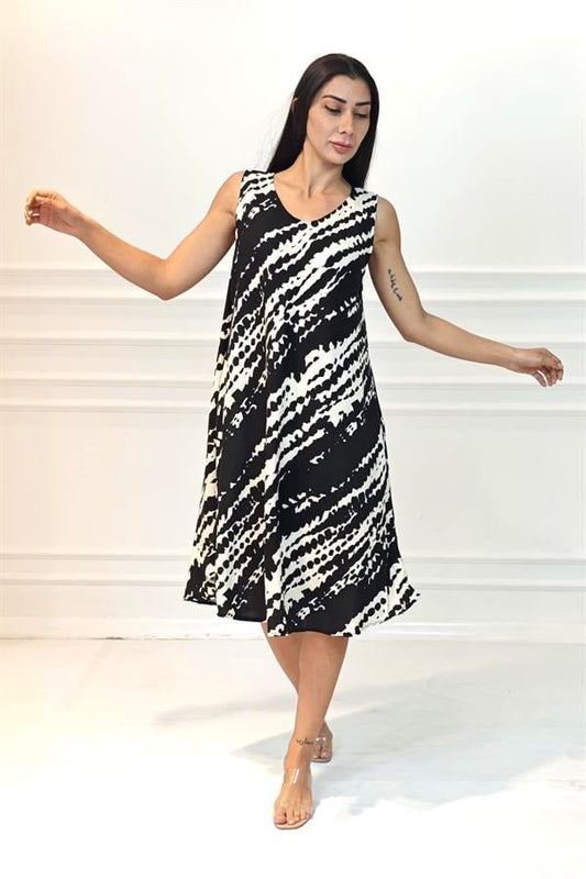 Siyah beyaz desenli, kalın askılı, viskon kumaştan midi boy elbise.