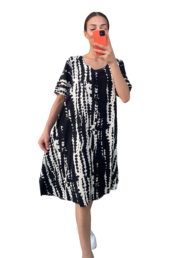 Siyah beyaz desenli, yuvarlak yakalı ve kısa kollu midi boy viskon elbise.