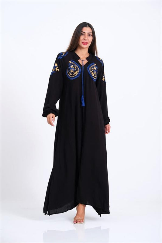 Siyah, göğsü ve kolları nakışlı, püskül detaylı, balon kollu uzun viskon elbise.