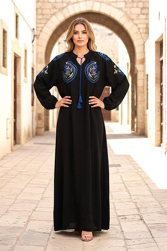 Siyah göğsü ve kolları nakışlı, püskül detaylı, balon kollu uzun viskon elbise.