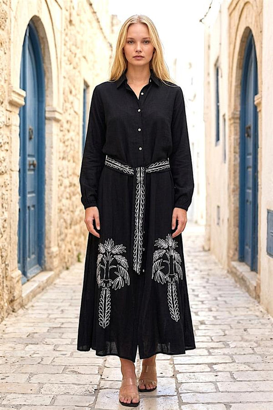 Siyah, gömlek yakalı, beyaz nakış detaylı ve kemerli uzun viskon elbise.