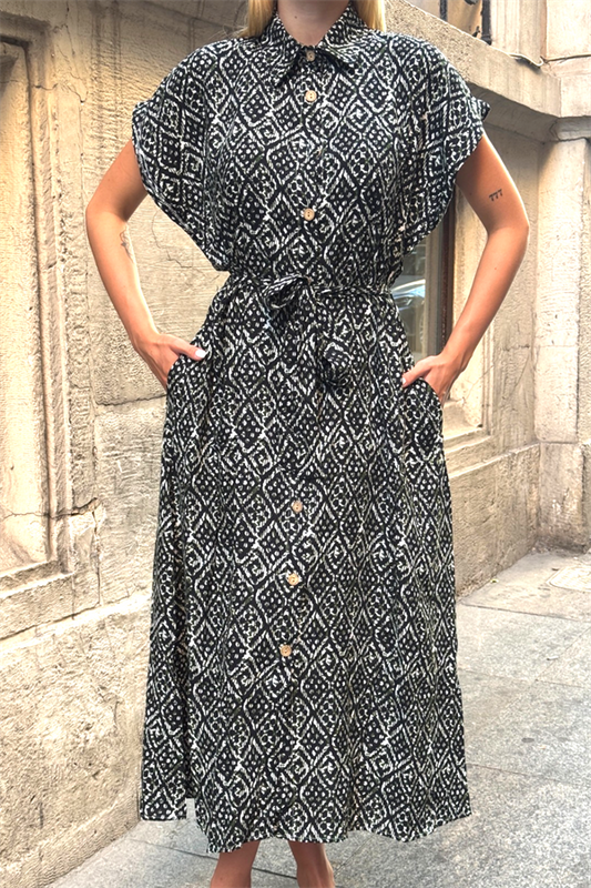 Siyah beyaz desenli, gömlek yakalı, kemerli ve cepli uzun viskon elbise.