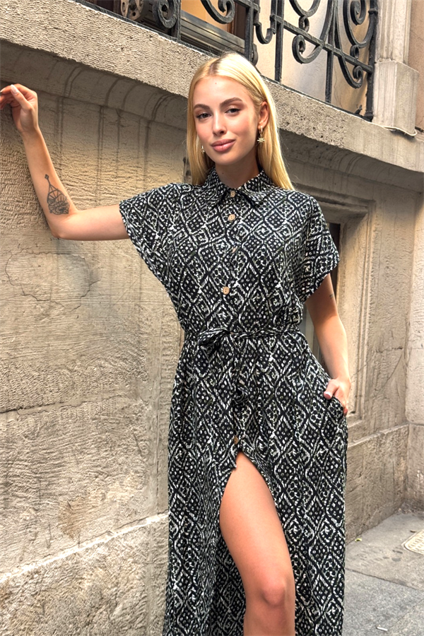 Siyah beyaz desenli, gömlek yakalı, kemerli ve cepli uzun viskon elbise.