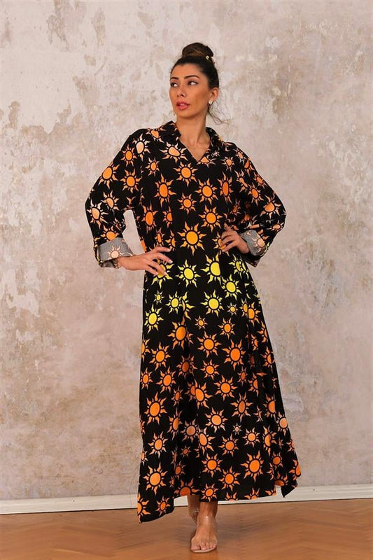 Siyah zemin üzerine turuncu güneş desenli, gömlek yakalı, uzun ve oversize viskon elbise.