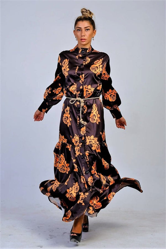 Siyah zemin üzerine turuncu çiçek desenli, hakim yakalı, düğmeli ve hasır kemerli saten elbise.