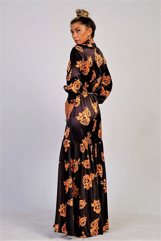 Siyah zemin üzerine turuncu çiçek desenli, hakim yakalı, balon kollu ve volanlı uzun saten elbise.