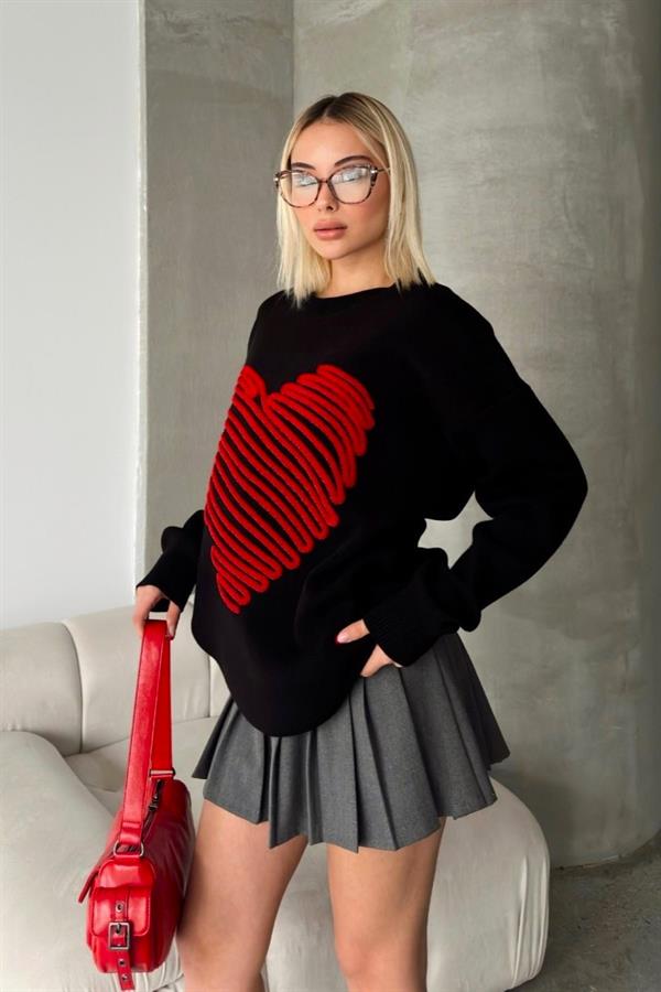 Siyah zemin üzerinde kırmızı kabartmalı büyük kalp desenli triko kazak.