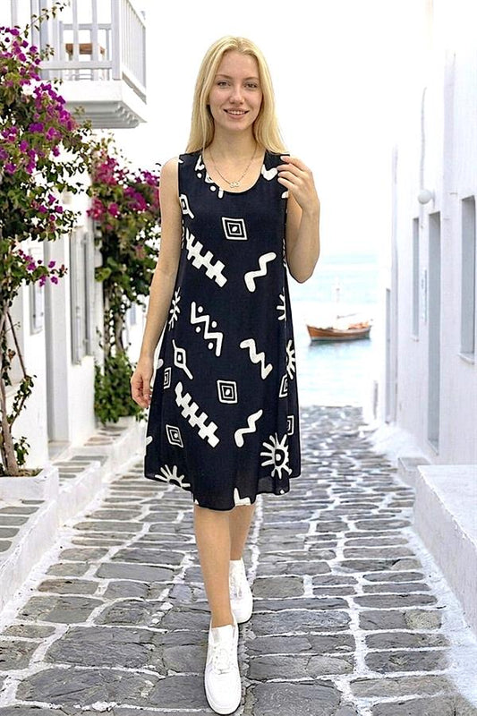 Siyah renkli, kalın askılı, beyaz geometrik desenli viskon midi elbise.