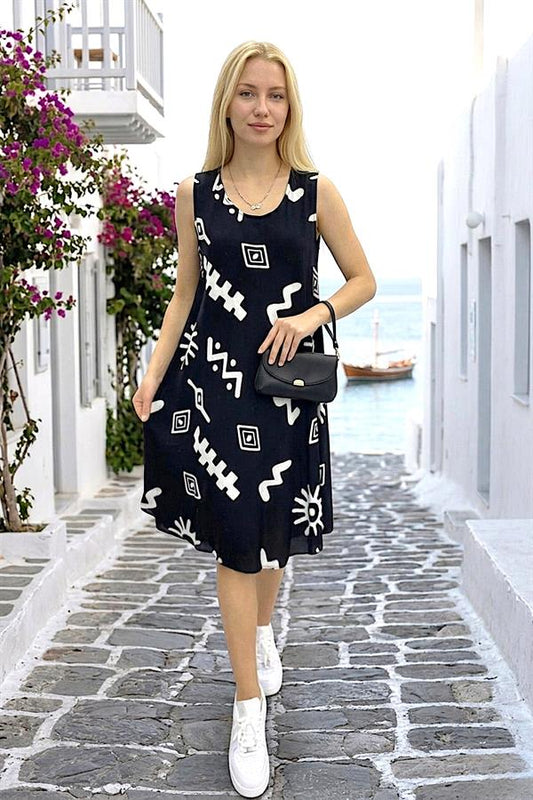 Siyah renkli, kalın askılı ve beyaz geometrik desenli viskon midi elbise.