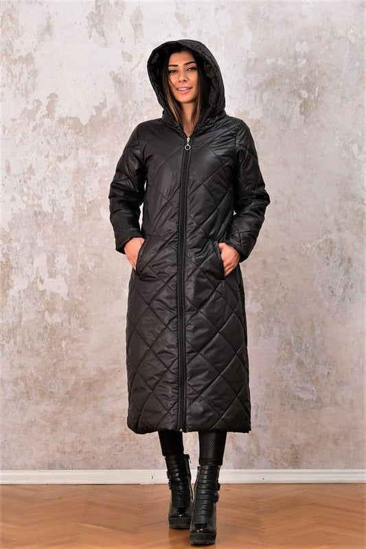 Siyah kapüşonlu, baklava desenli, fermuarlı ve cepli uzun şişme kaban.