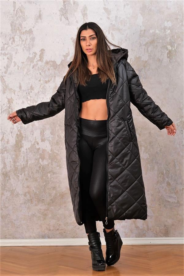 Siyah renkli, kapüşonlu, baklava desenli ve fermuarlı uzun şişme kaban.