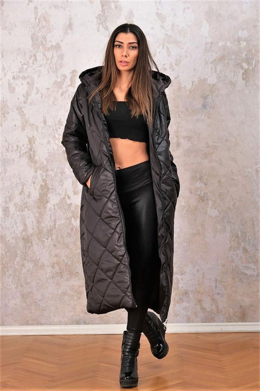 Siyah kapüşonlu, baklava desenli, fermuarlı ve uzun şişme kaban.