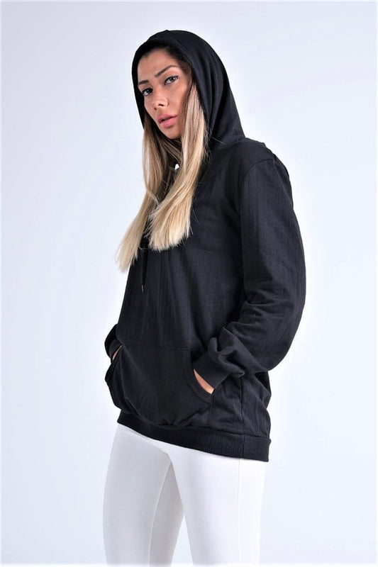 Siyah kapüşonlu, kanguru cepli ve şardonlu sweatshirt giyen bir kadın.