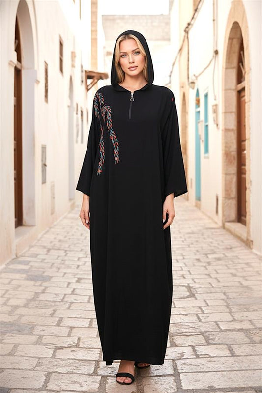 Siyah kapüşonlu, göğüs kısmı nakışlı ve fermuarlı, oversize uzun viskon elbise.