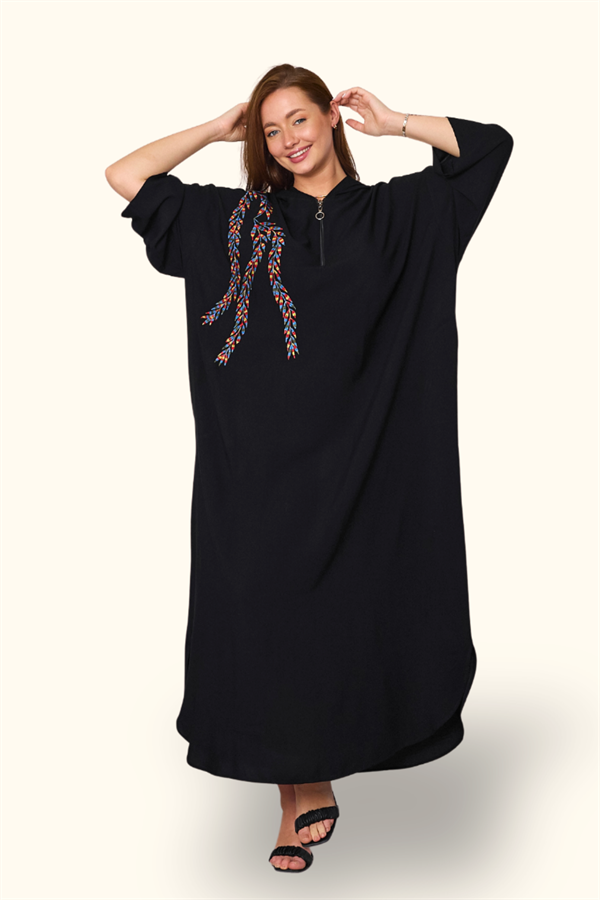 Siyah renkli, kapüşonlu, fermuarlı ve göğüs kısmında renkli nakış detayları bulunan oversize elbise.