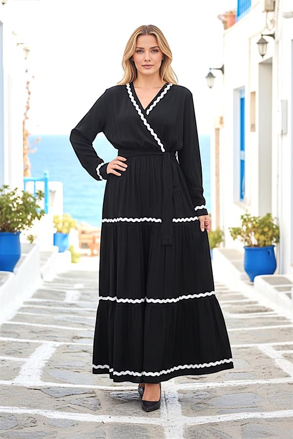 Beyaz dalgalı şerit detaylı, kuşaklı, siyah kruvaze yaka uzun viskon elbise.