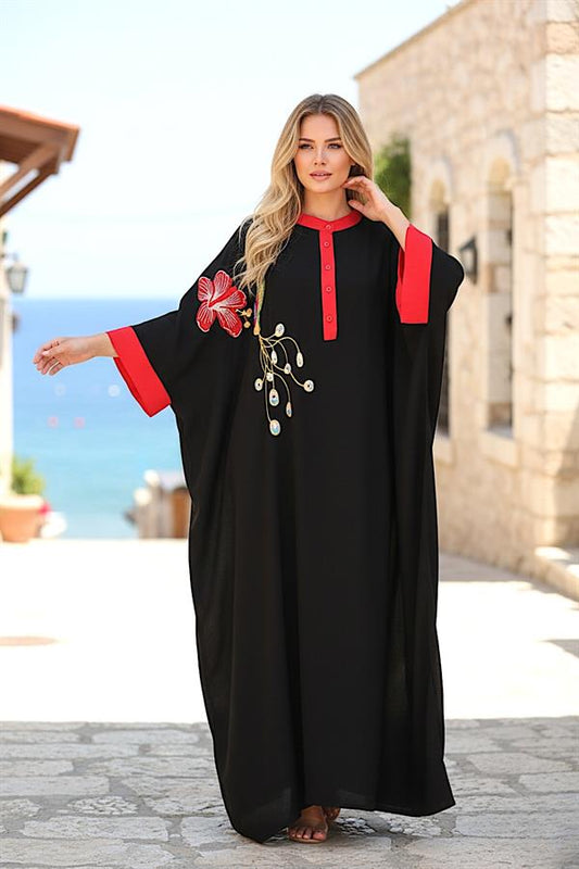 Siyah renkli, kırmızı detaylı, çiçek nakışlı ve yarasa kollu oversize uzun elbise.