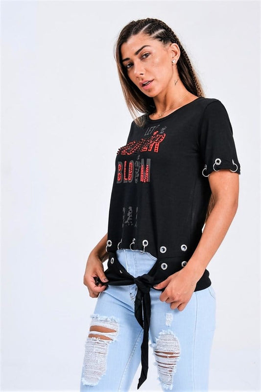 Siyah renkli, önü taş işlemeli, kol ve etek ucu kuş gözü detaylı, önden bağlamalı penye tişört.