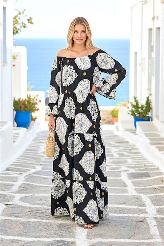 Siyah zemin üzerine beyaz desenli, madonna yakalı ve kat kat etekli uzun viskon elbise.