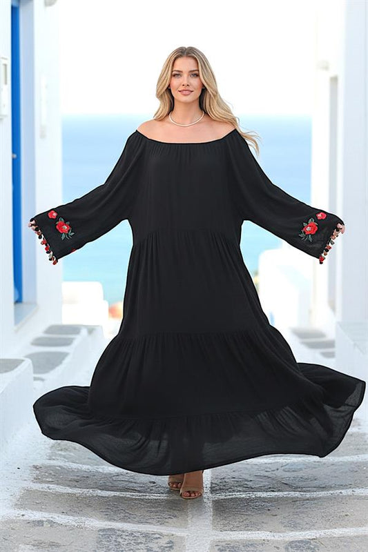 Kolları çiçek nakışlı ve püsküllü, siyah, madonna yaka, kat kat uzun viskon elbise.