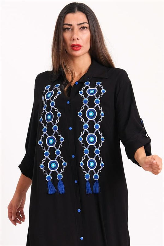 Siyah, önü nazar boncuğu nakışlı ve püsküllü, uzun kollu, düğmeli viskon gömlek elbise.