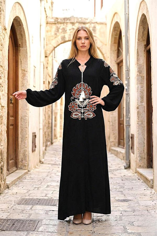 Siyah, önü ve kolları otantik nakışlı, püskül bağlamalı ve balon kollu uzun viskon elbise.