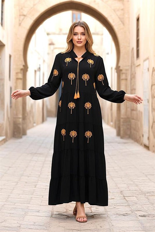 Siyah, önü ve kolları palmiye nakışlı, püskül bağcıklı, kat kat uzun viskon elbise.