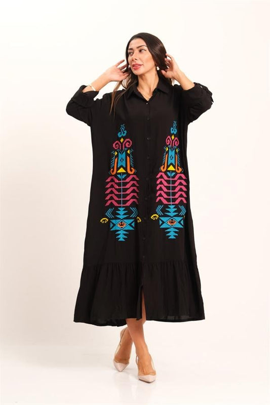 Siyah renkli, önü otantik nakış işlemeli, fırfırlı etekli ve uzun kollu gömlek elbise.