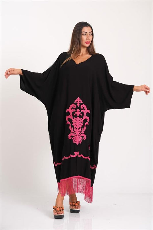 Siyah renkli, pembe nakış detaylı, V yaka, etek ucu püsküllü oversize uzun elbise.