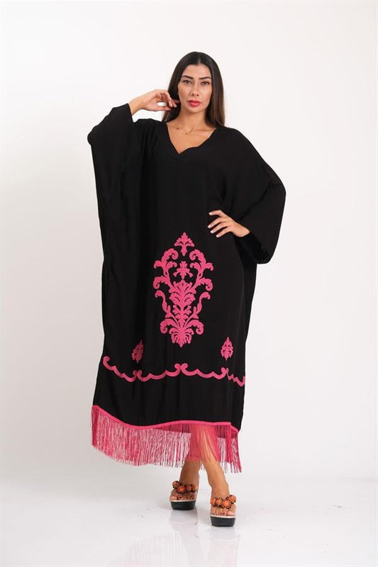 Siyah renkli, pembe nakış detaylı, V yaka, etek ucu püsküllü, oversize uzun elbise.