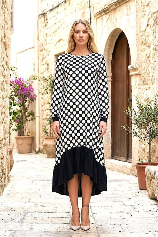 Siyah beyaz puantiyeli, sıfır yaka, uzun kollu ve etek ucu fırfırlı asimetrik kesim elbise.