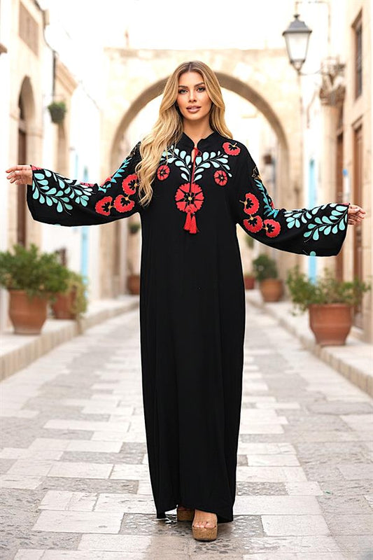 Siyah, sıfır yaka, balon kollu ve çiçek desenli uzun viskon elbise.