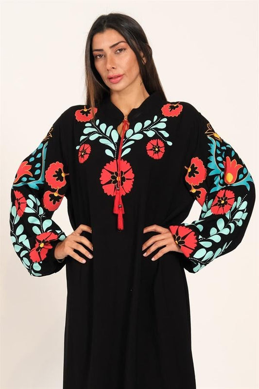 Siyah renkli, sıfır yaka, balon kollu ve çiçek desenli uzun viskon elbise.