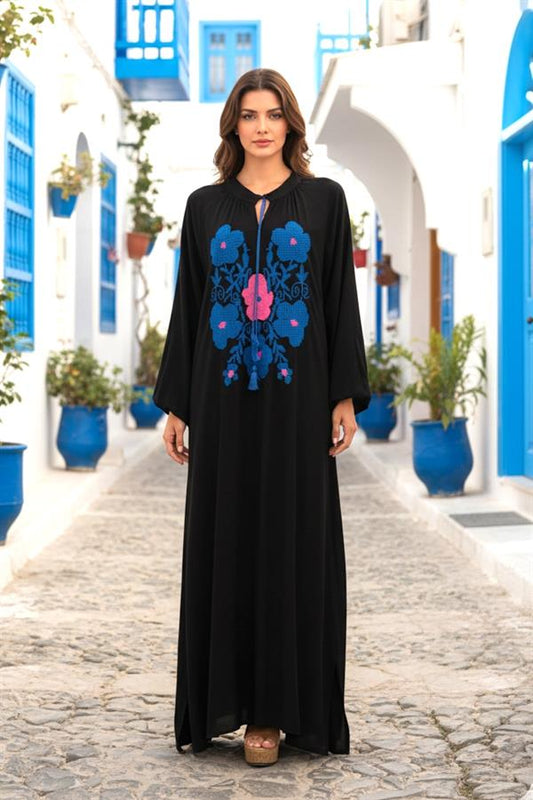 Siyah, sıfır yaka, balon kollu ve önü çiçek nakışlı uzun viskon elbise.