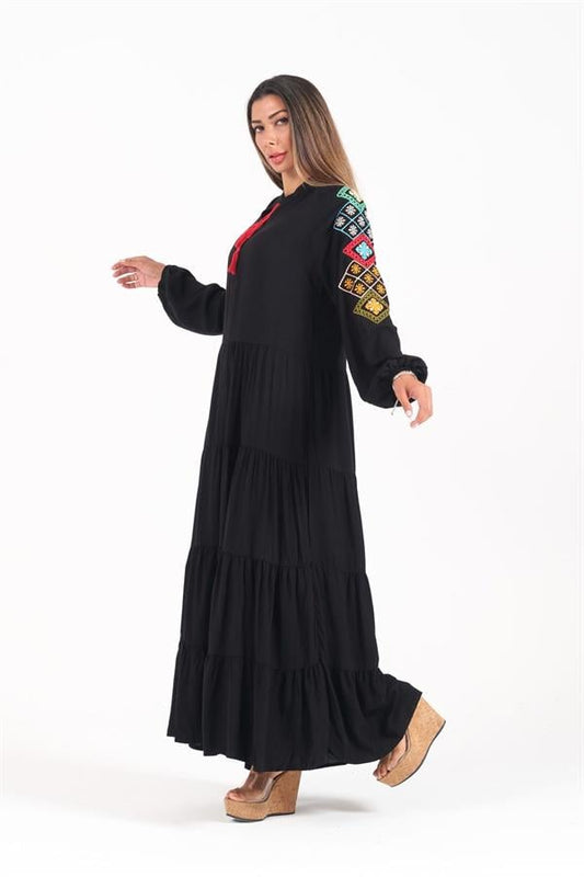 Siyah renkli, sıfır yaka, kolları nakışlı ve kat kat etekli uzun viskon elbise.