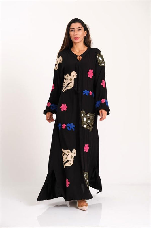 Siyah renkli, nakış detaylı, püskül bağlamalı ve uzun kollu viskon elbise.
