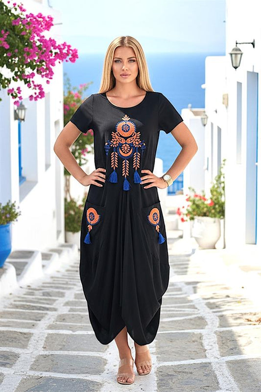 Siyah renkli, nakışlı ve püskül detaylı, cepli, asimetrik kesim uzun viskon elbise.