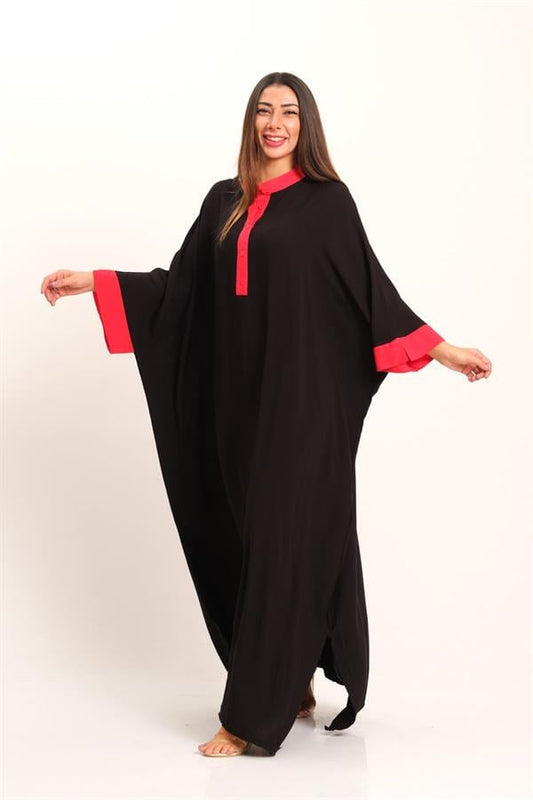 Siyah renkli, yarasa kollu, önü düğmeli ve pembe detaylı uzun oversize elbise.