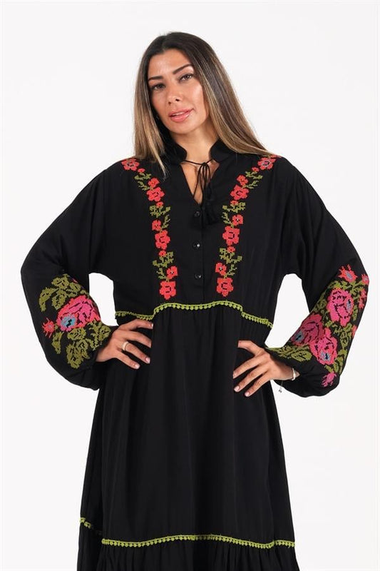 Siyah, V yakalı, balon kollu ve önü ile kolları çiçek nakışlı uzun viskon elbise.