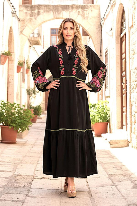 Siyah, V yakalı, balon kollu ve çiçek nakışlı uzun viskon elbise.