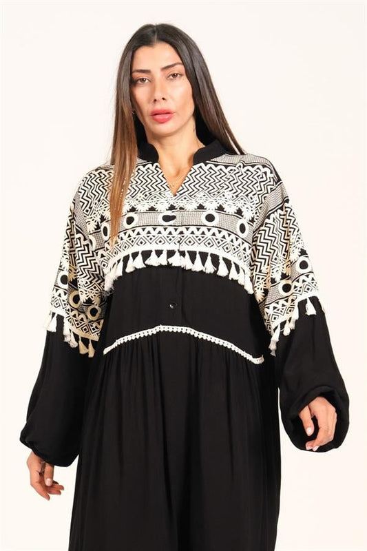 Siyah V yaka, balon kollu, dijital baskılı ve püskül detaylı uzun viskon elbise.