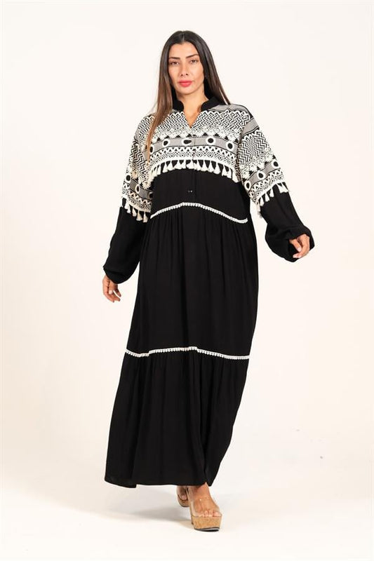 Siyah renkli, V yakalı, balon kollu, dijital baskılı ve püskül detaylı uzun viskon elbise.