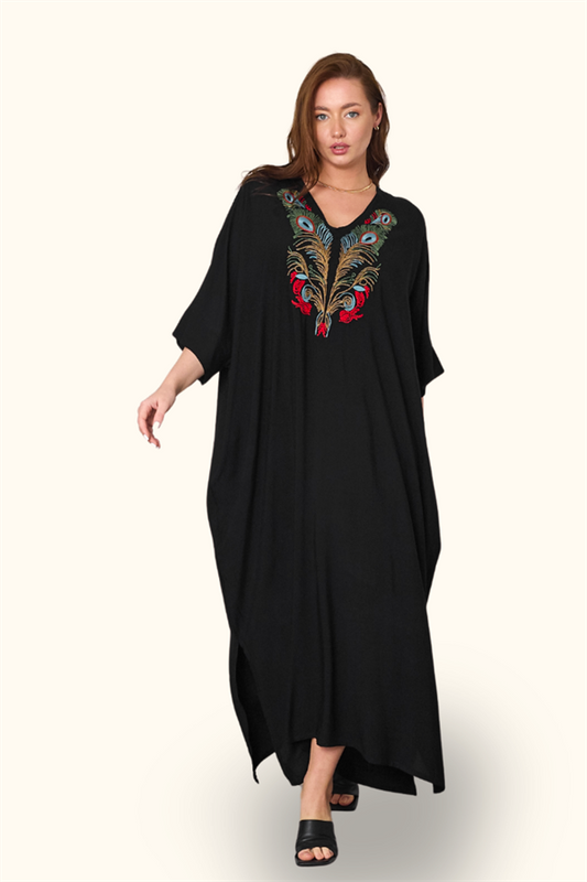 Göğüs kısmında renkli nakış detayları bulunan, siyah, V yaka, oversize uzun viskon elbise.