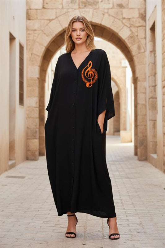 Siyah V yaka, göğsü nota nakışlı, cepli ve oversize uzun viskon gömlek elbise.