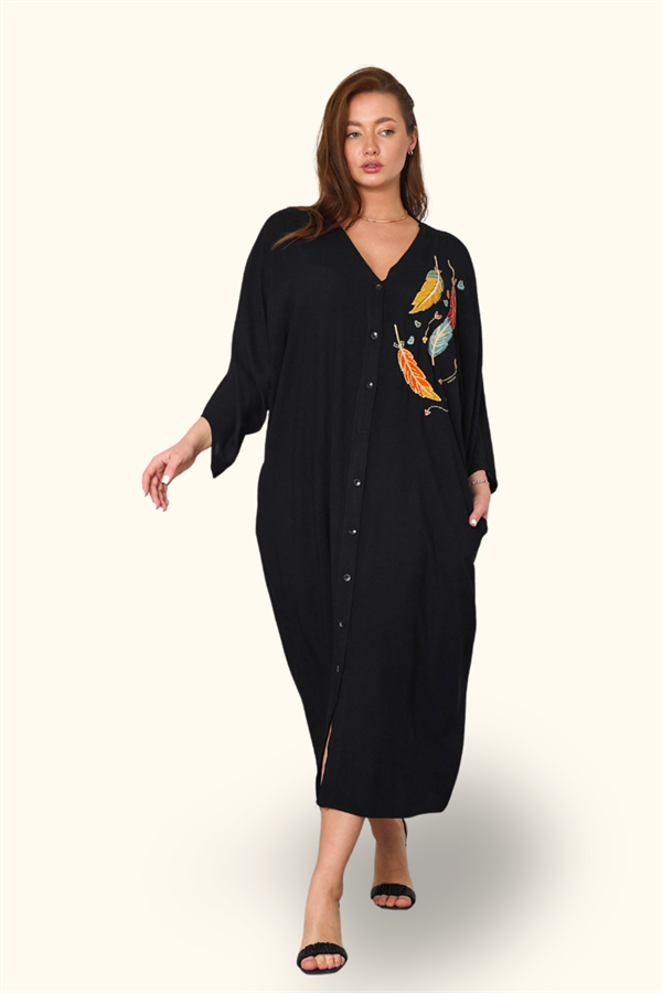 Siyah V yaka, göğsü tüy nakışlı, cepli ve oversize uzun viskon gömlek elbise.