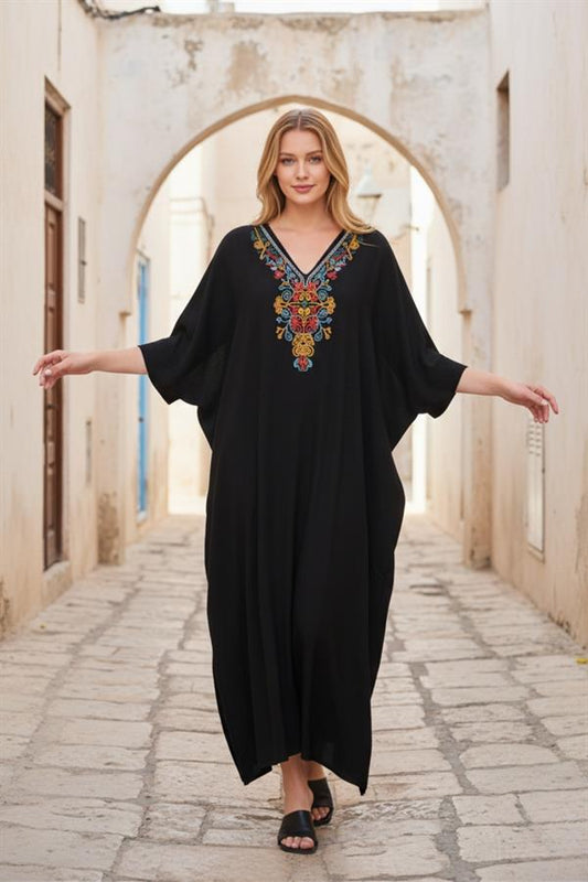 Siyah V yaka, göğüs kısmı otantik nakışlı, cepli ve oversize uzun viskon elbise.